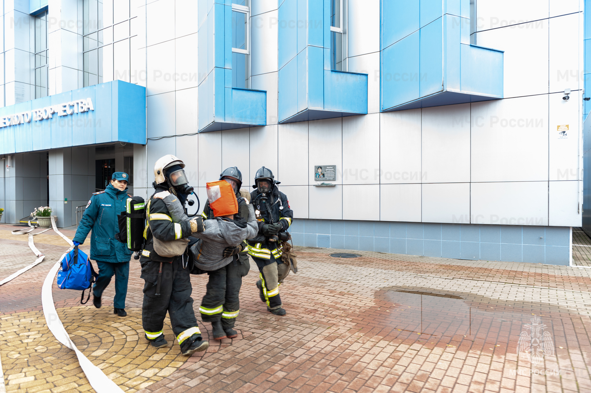 В Брянске спасатели провели учения по тушению пожара во Дворце Гагарина