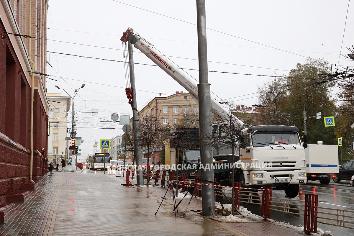 В Брянске возле ЦУМа троллейбусники временно демонтируют наклонившуюся электроопору
