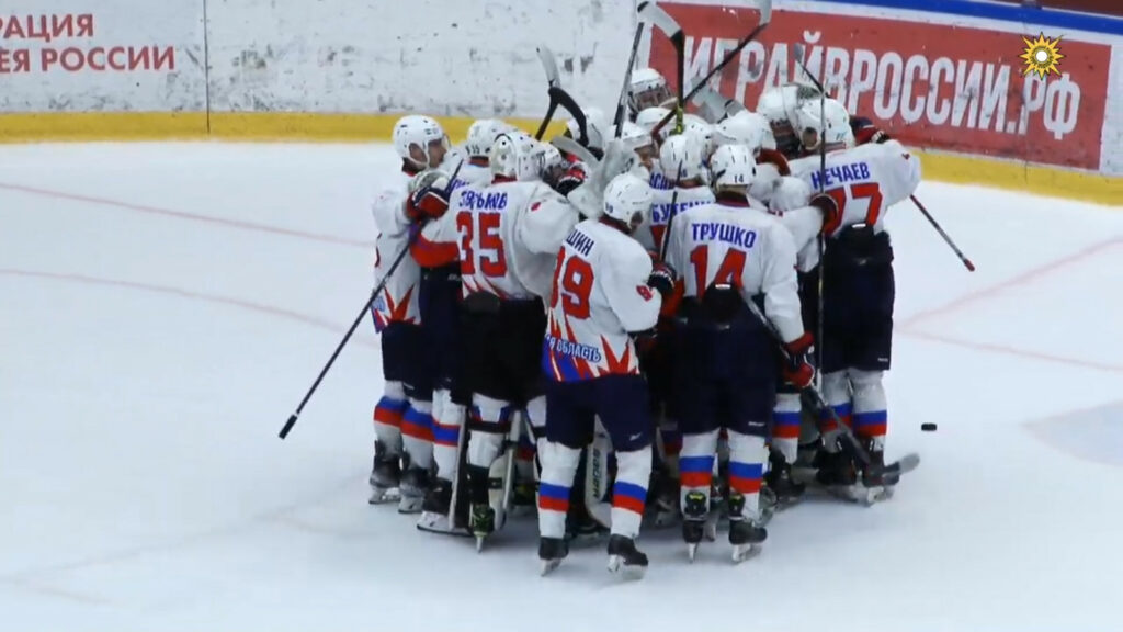 После пожара в ледовом дворце брянским хоккеистам помогли с игровой формой соперники из Москвы