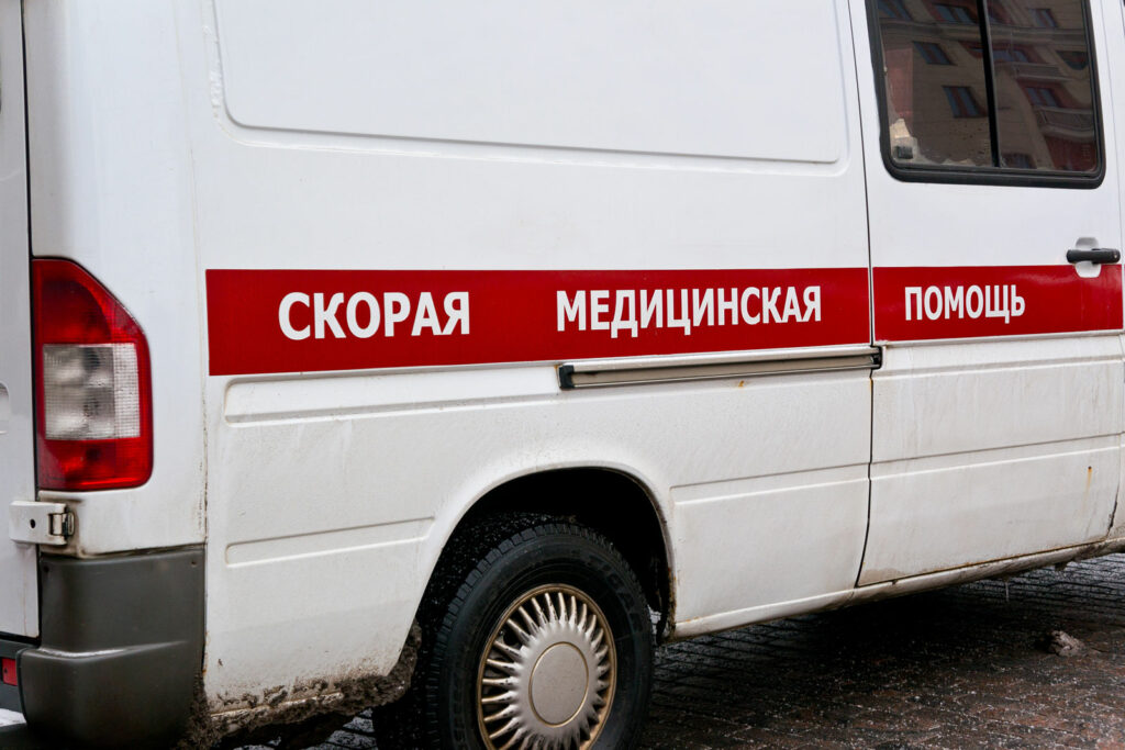 В Новозыбкове 14-летний подросток на питбайке столкнулся с иномаркой и сломал ногу