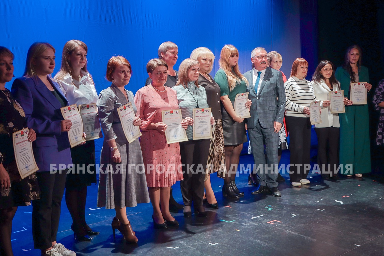 В брянском театре кукол чествовали лучших учителей Володарского района