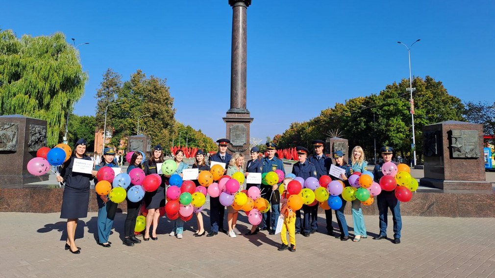 В Брянске судебные приставы организовали акцию к Всемирному Дню улыбки