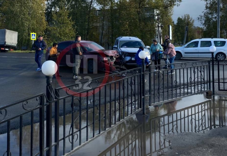 В Новых Дарковичах под Брянском в ДТП попали две легковушки