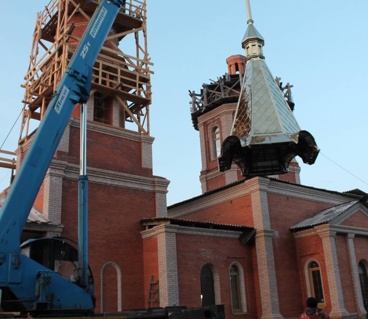 В Суземском районе Брянщины установили шпиль и купол на новый храм