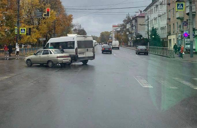 В Брянске на улице Никитина произошло ДТП с маршруткой и легковушкой