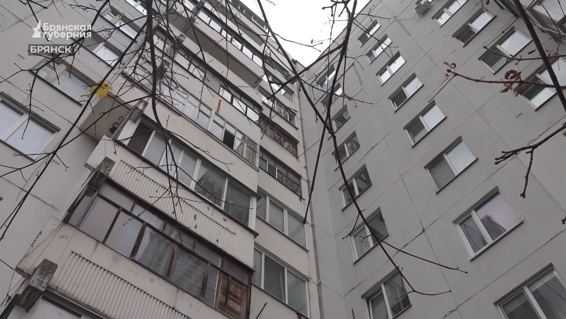 В Брянске 10-летний ребёнок упал с крыши 10-этажного дома и остался жив
