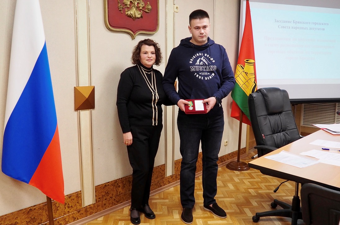 Герою СВО Артему Левому вручили медаль "Брянск - город воинской славы"
