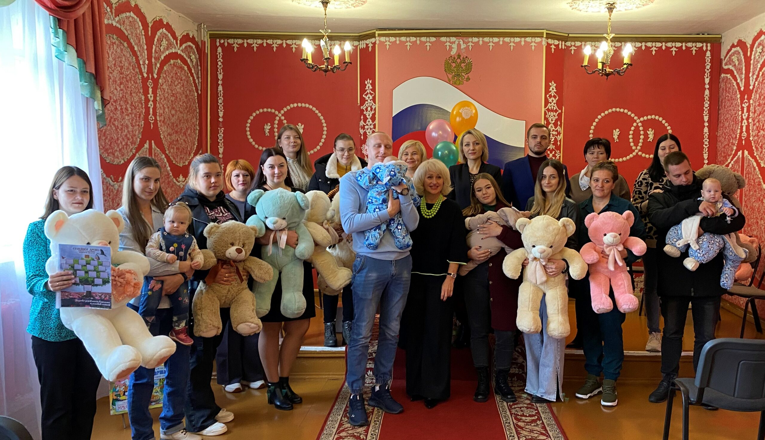 В брянском поселке Дубровка молодых мам поздравили с рождением первенцев