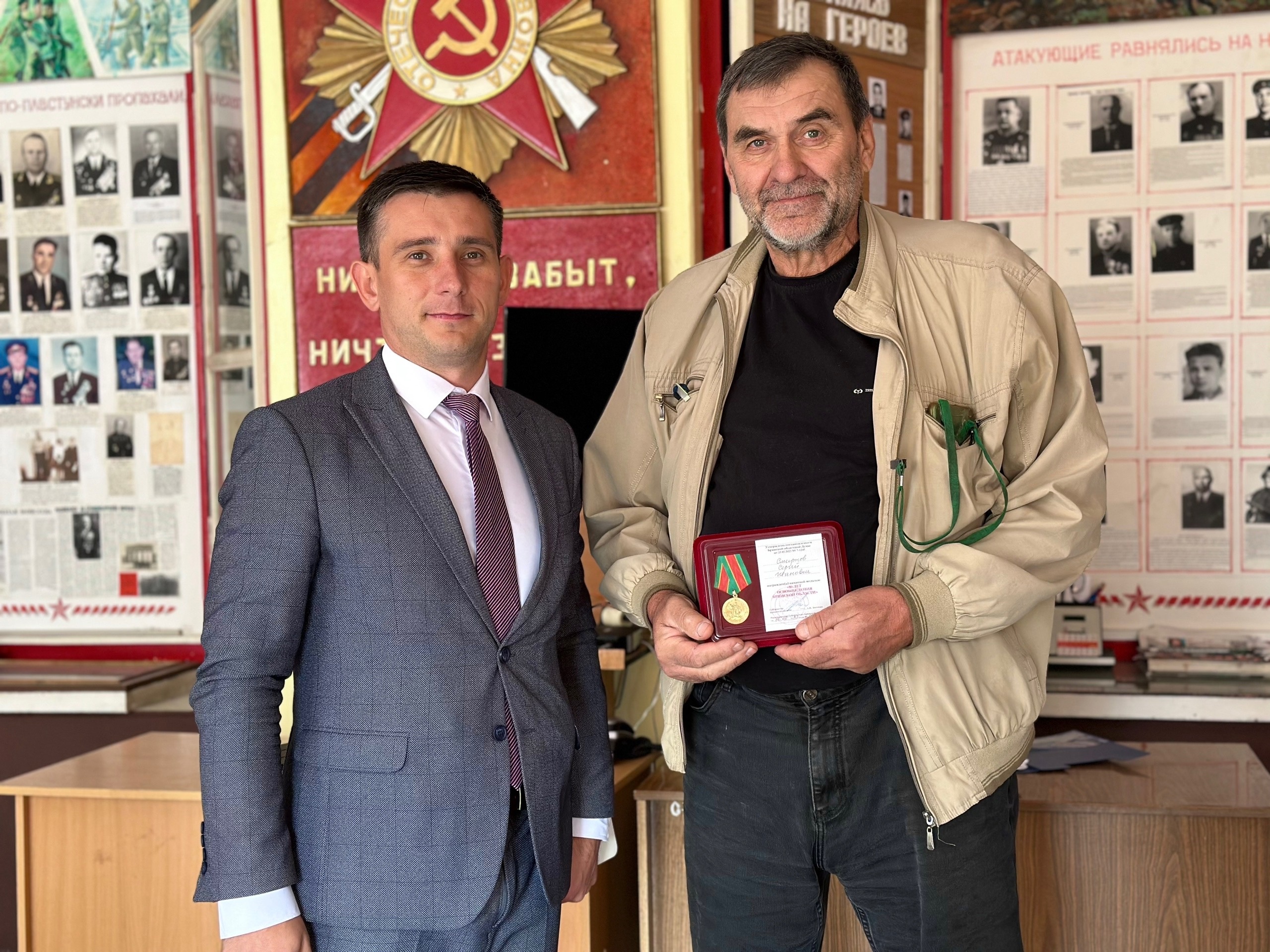 В Фокинском районе вручили медали "80 лет освобождения Брянской области"