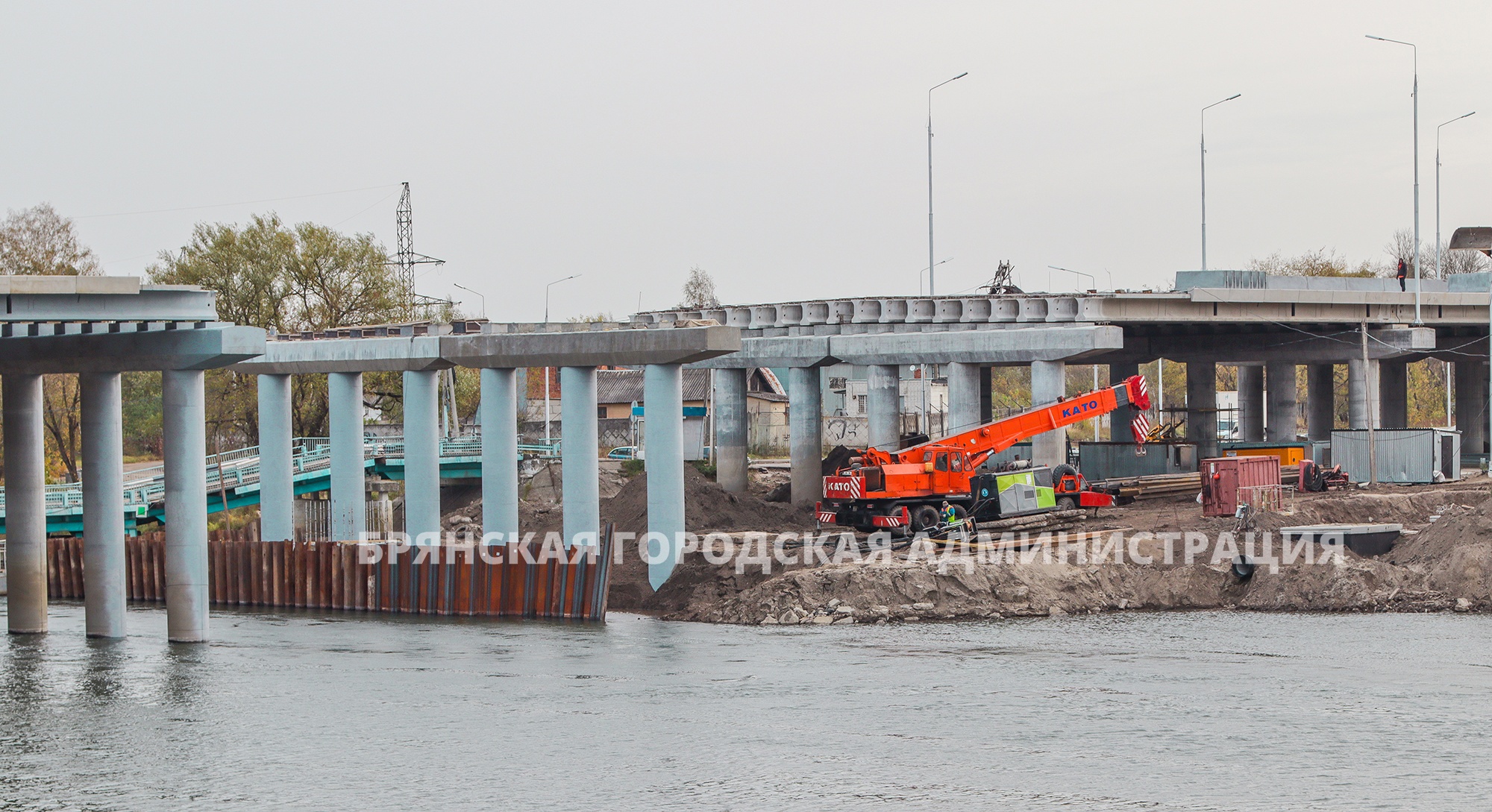 На Славянском мосту в Брянске извлекают шпунты, забитые в дно Десны