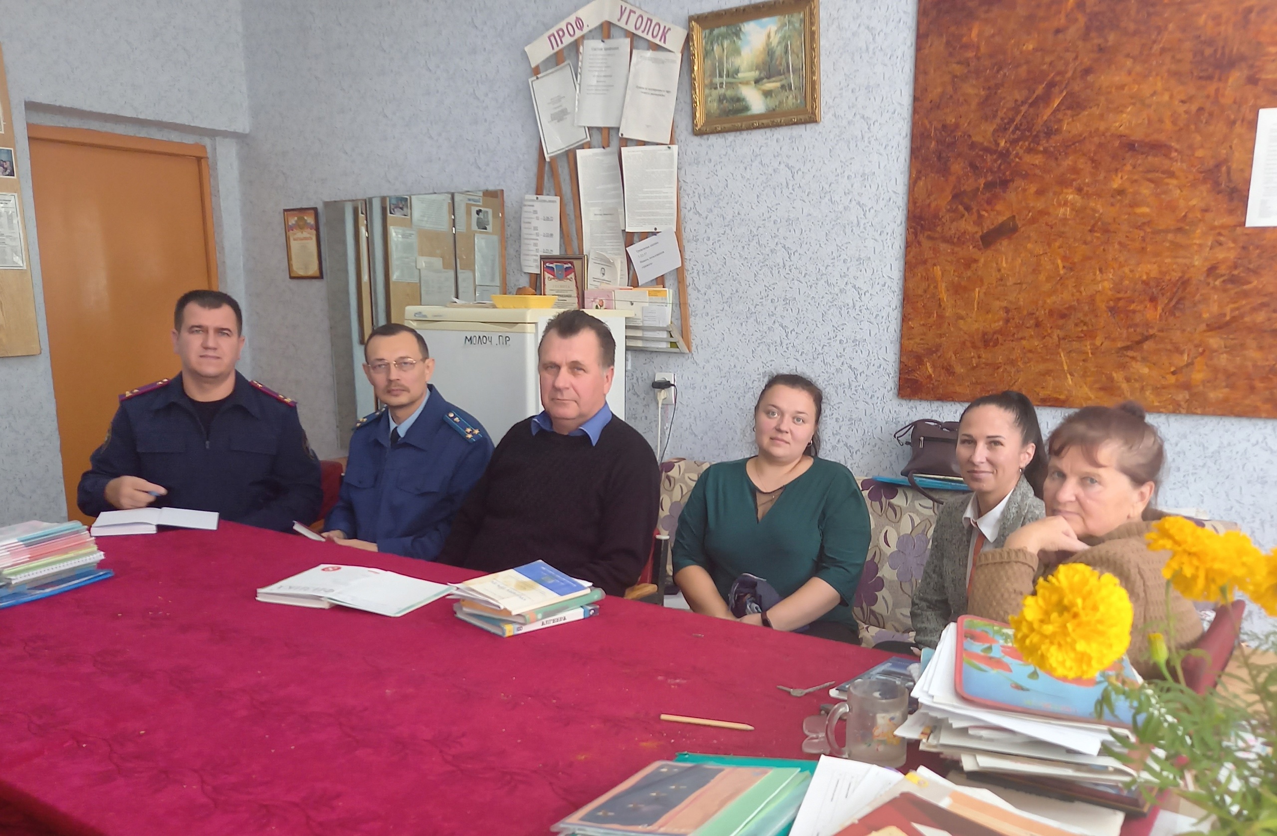 Навлинские следователь и прокурор встретились с коллективом Салтановской школы