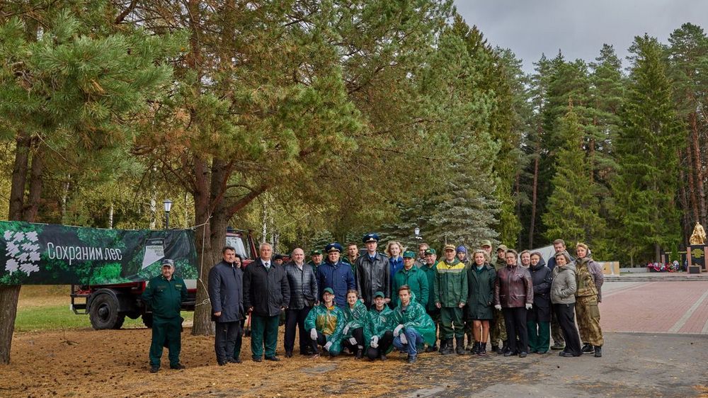 В Дятьково в рамках акции «Сохраним лес!» высадили 100 кустов бирючины