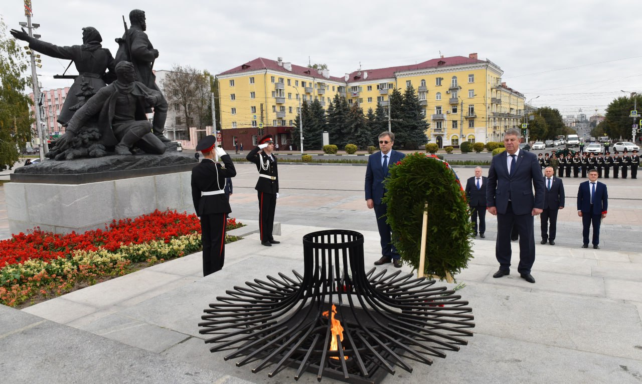 На площади Партизан в Брянске посол по особым поручениям МИД РФ возложил цветы к Вечному огню
