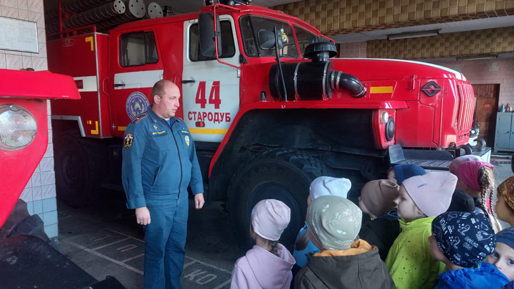 В Стадодубе для дошкольников провели экскурсию в пожарную часть