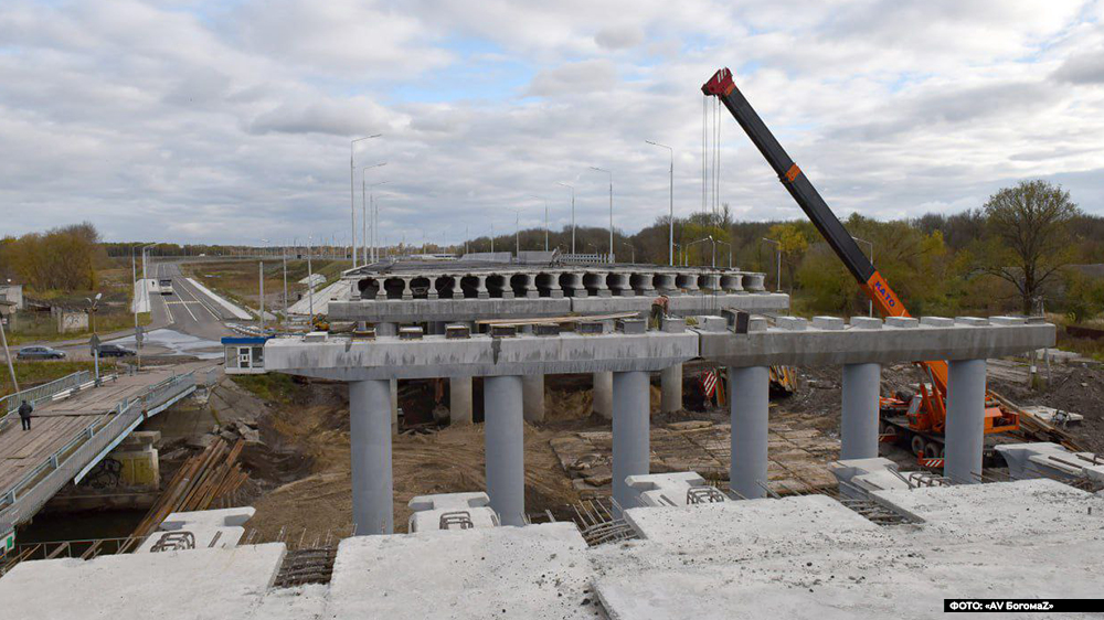 Строители Славянского моста в Брянске укладывают балки на два последних двух пролётах