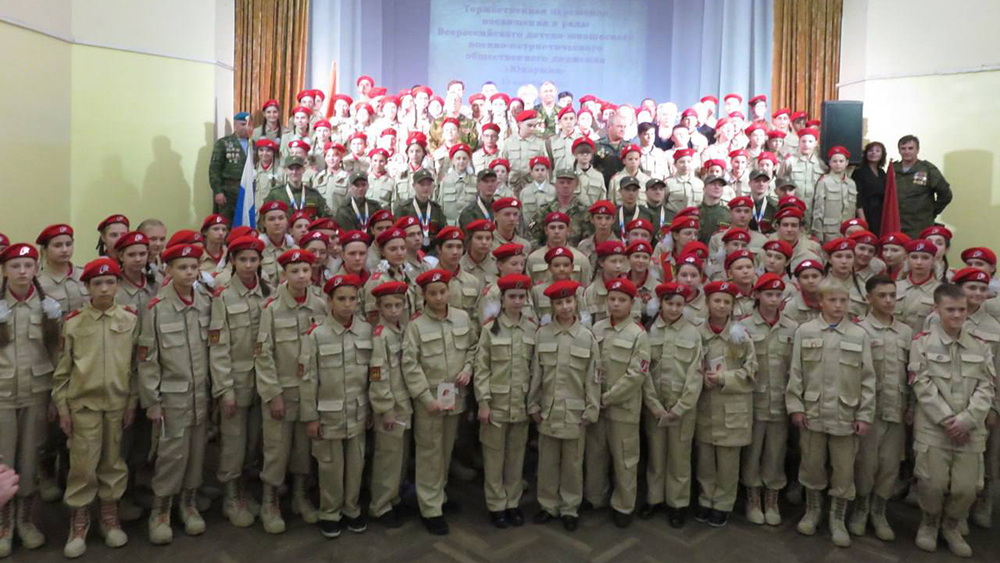 Школьники Бежицкого района Брянска вступили в ряды «Юнармии»
