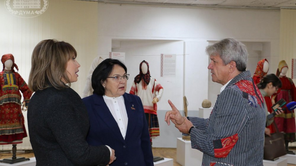 В художественном музее Брянска открылась выставка «Во всяком посаде в своем наряде»