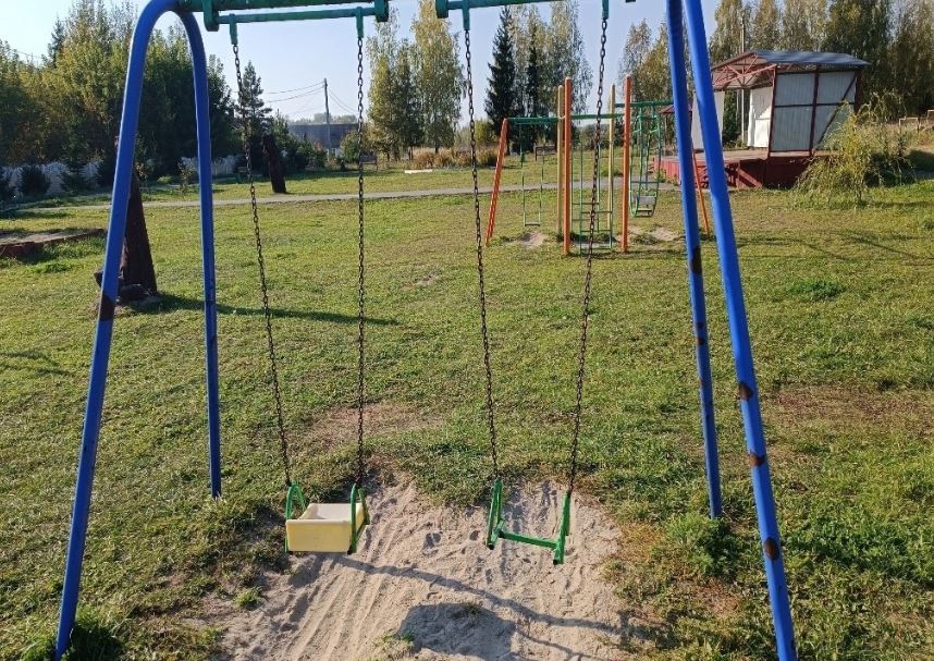 В брянском поселке Жирятино нашли опасные детские площадки