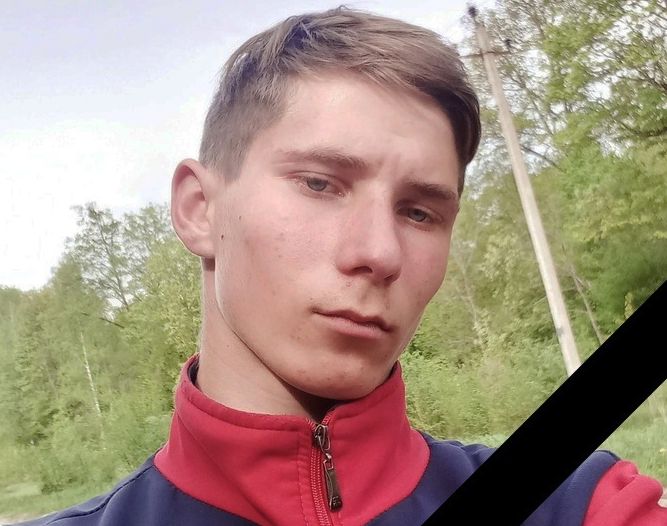 В брянском поселке Белые Берега простились с 16-летним парнем, погибшим в ДТП