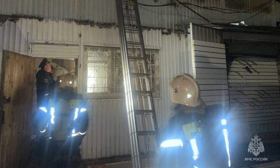 В Брянске сгорел склад на улице Димитрова