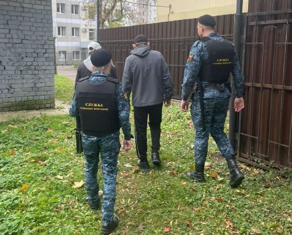 «Мы пчелы и ищем мед»: в Брянске задержали двух подозрительных мужчин возле суда