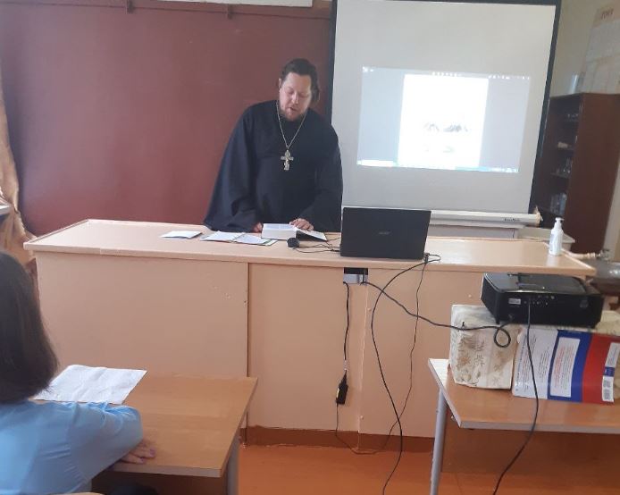 Священник провел урок «О важном» в школе брянского поселка Речица
