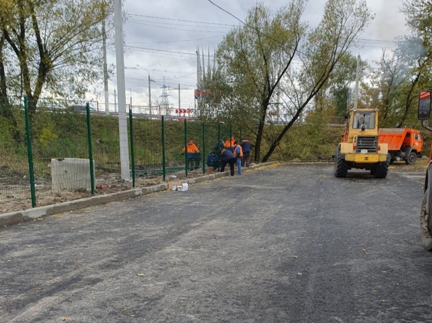 В Брянске завершается строительство парковки у железнодорожного вокзала