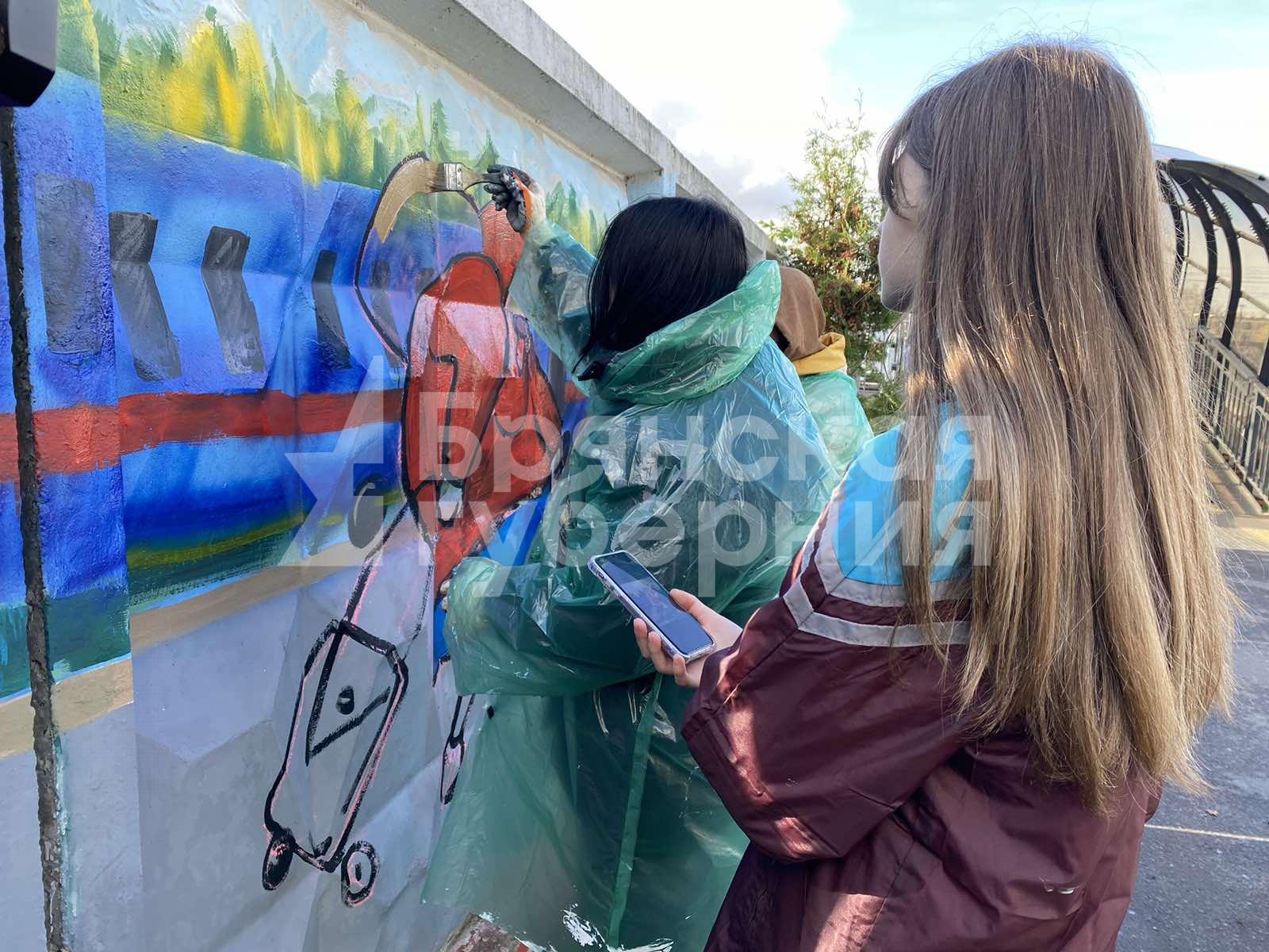 Художники расписывают пешеходный мост к вокзалу "Брянск-2"