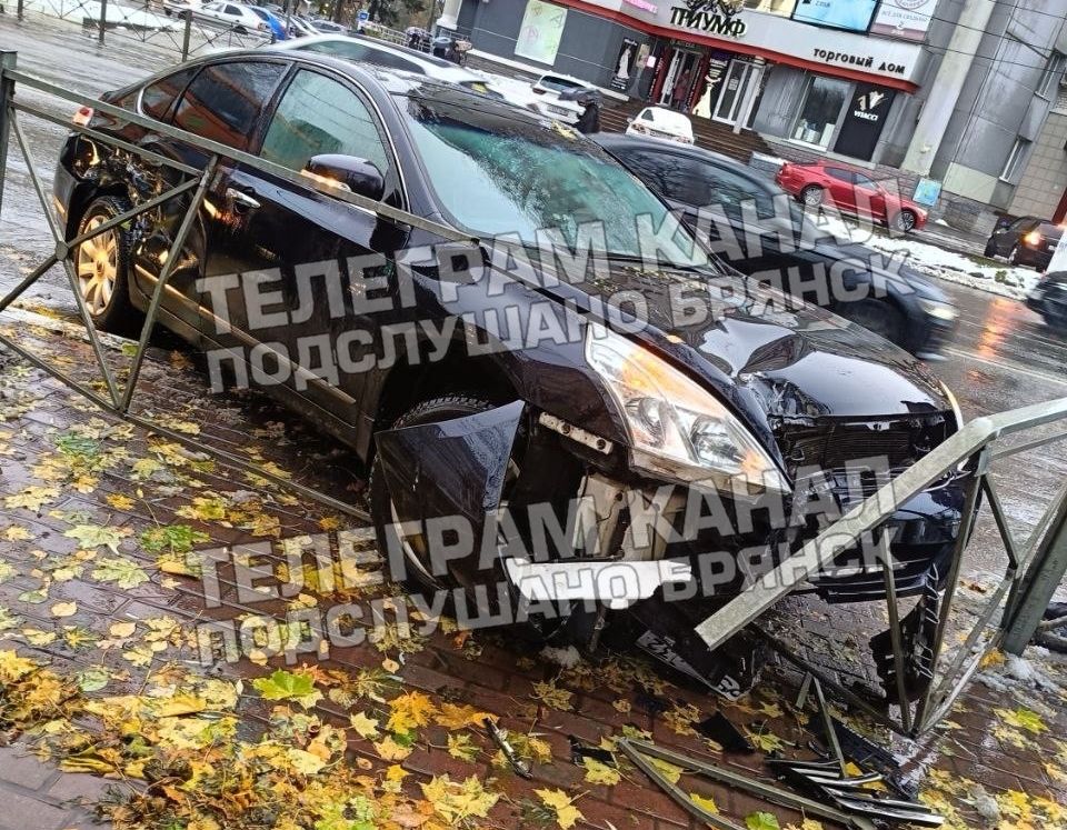 В Брянске возле автовокзала иномарка протаранила забор