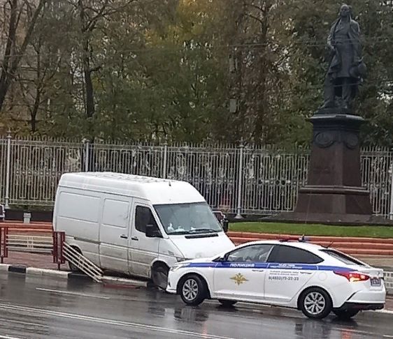 В центре Брянска автомобиль снес дорожное ограждение и вылетел на тротуар