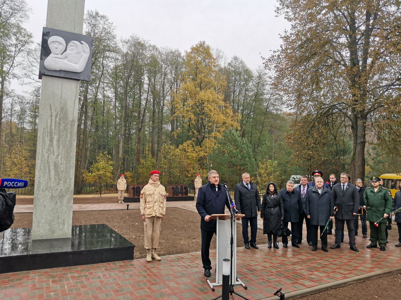 Брянский губернатор Богомаз открыл памятник погибшим в войну жителям Унечи