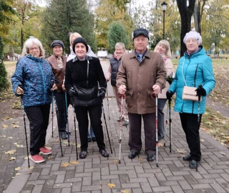 В Стародубе пенсионеры активно занимаются скандинавской ходьбой