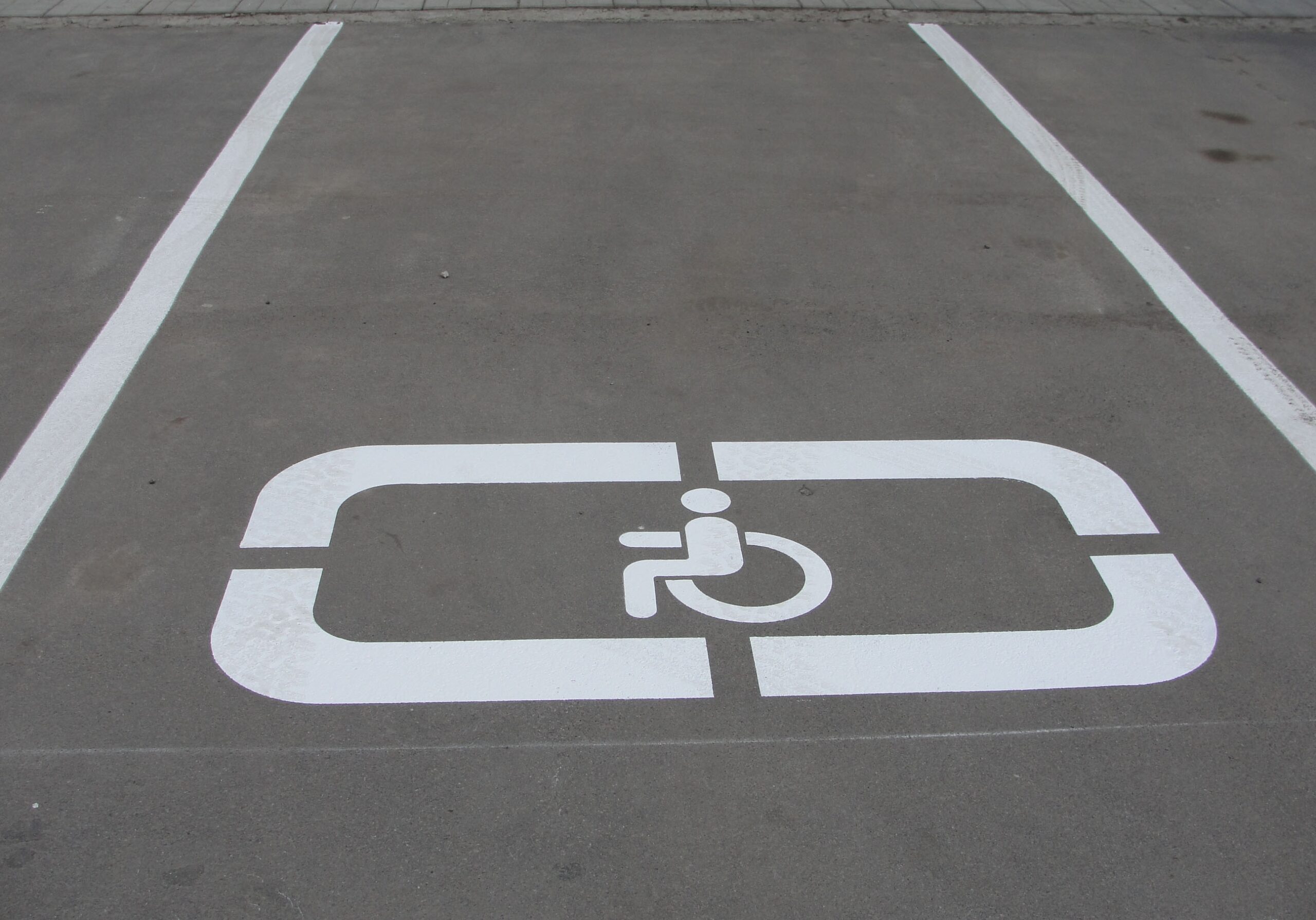 В Гордеевке чиновников обязали нанести разметку для парковки инвалидов у здания администрации