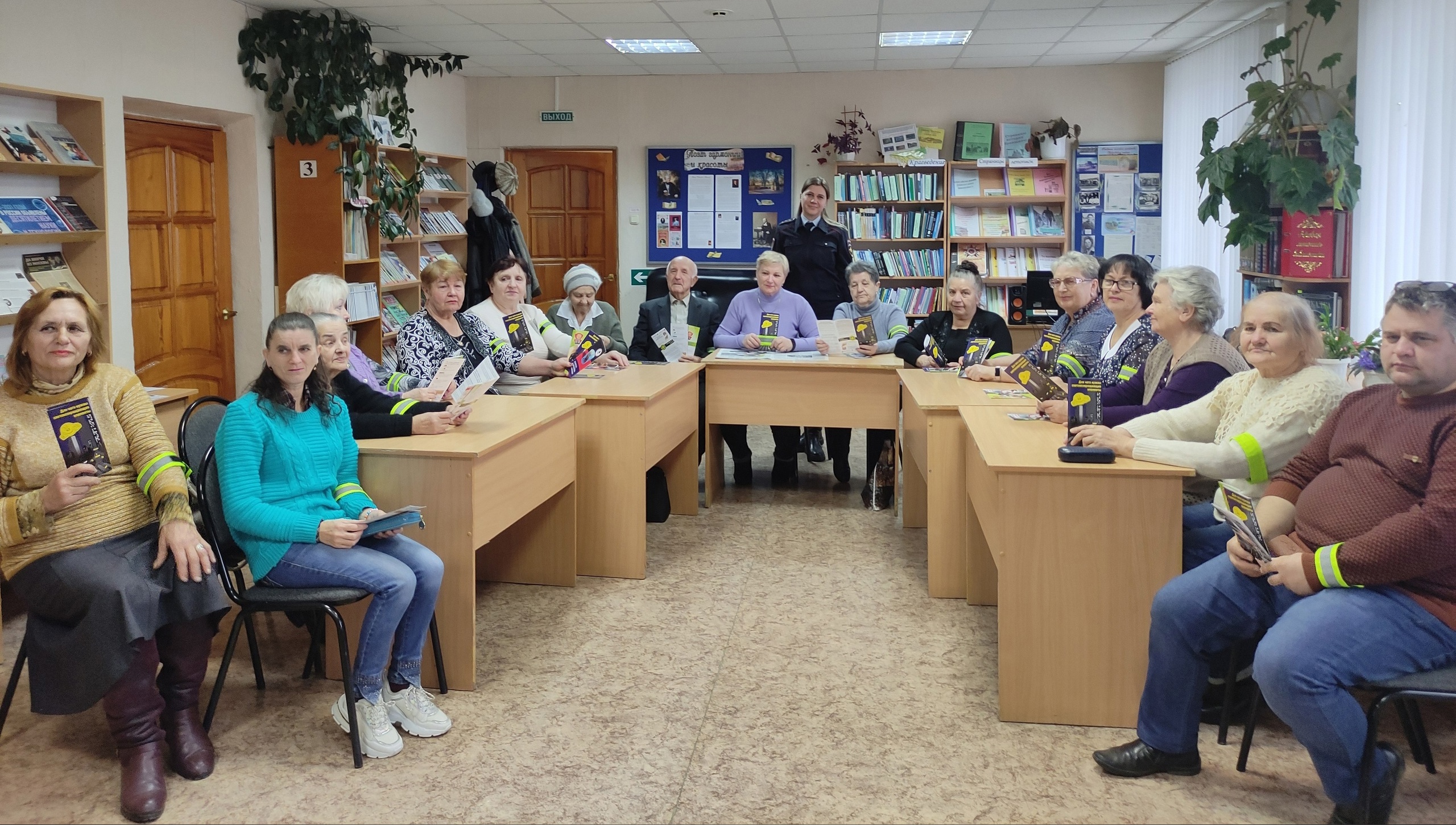 В брянском посёлке Дубровка автоинспекторы побеседовали о ПДД с пенсионерами
