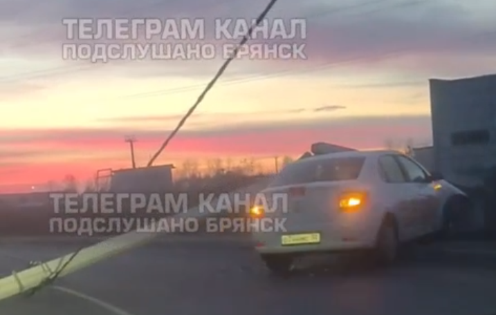 В Брянске на проезде Московском легковушка снесла столб возле ритуального центра