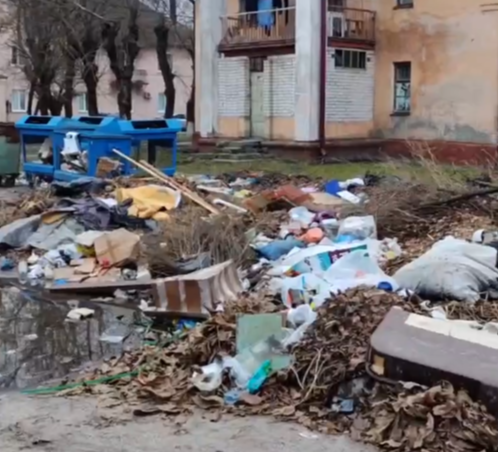 В Брянске улицу Ульянова завалило гигантской горой отходов