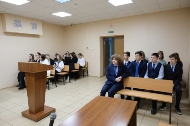 Ученики лицея №1 побывали на экскурсии в Брянском областном суде