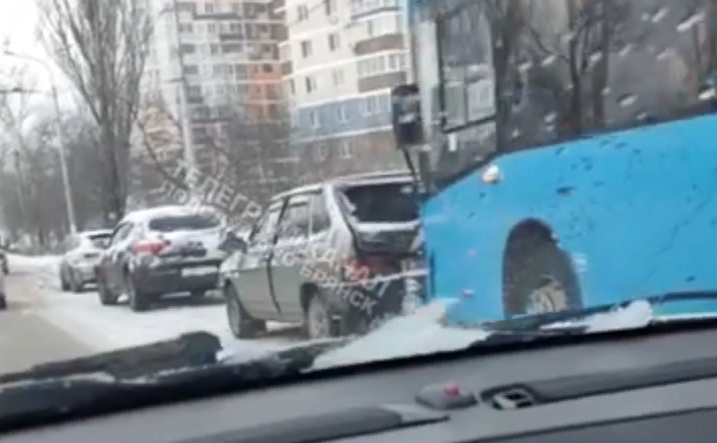 В Брянске у бассейна ДОСААФ автобус врезался в легковушку