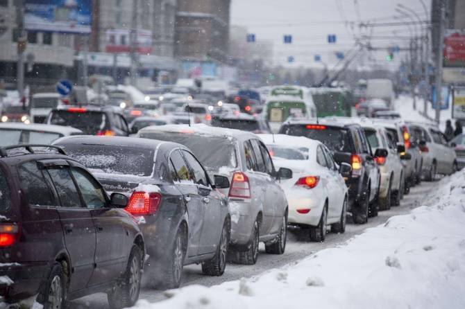 Брянцев попросили не парковать машины на проезжей части во время снегопада