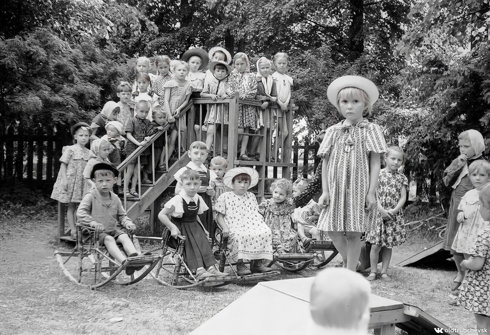 Опубликована фотография детской площадки в парке Трубчевска середины 50-х годов