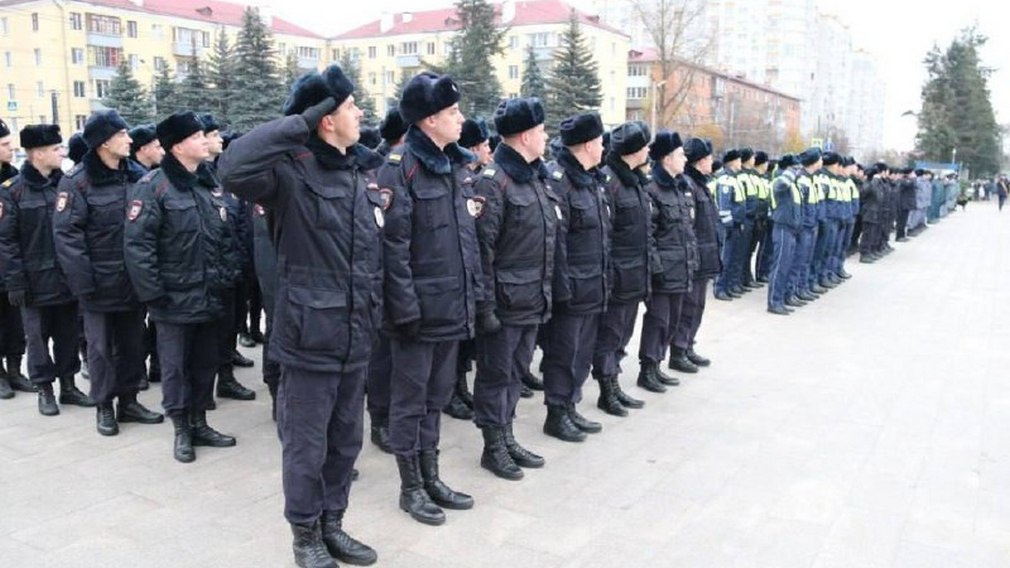 В Брянске на Площади Партизан состоялся развод нарядов полиции