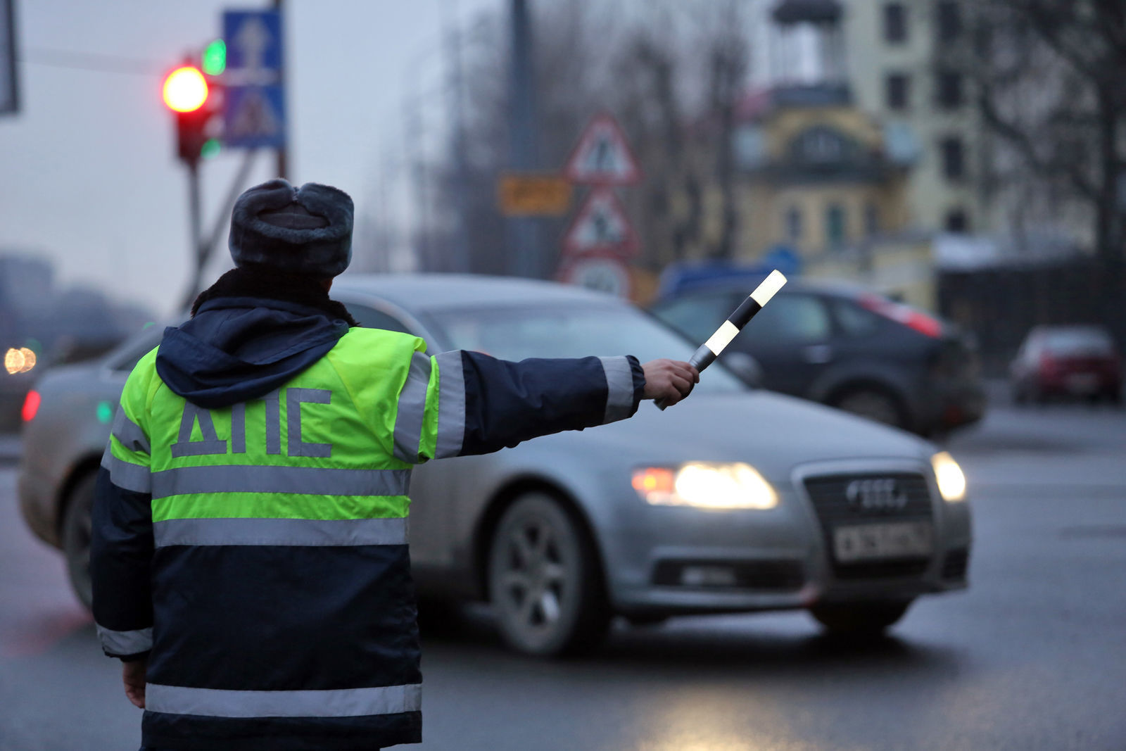 В Брянске за сутки пятерых водителей наказали за проезд на «красный»