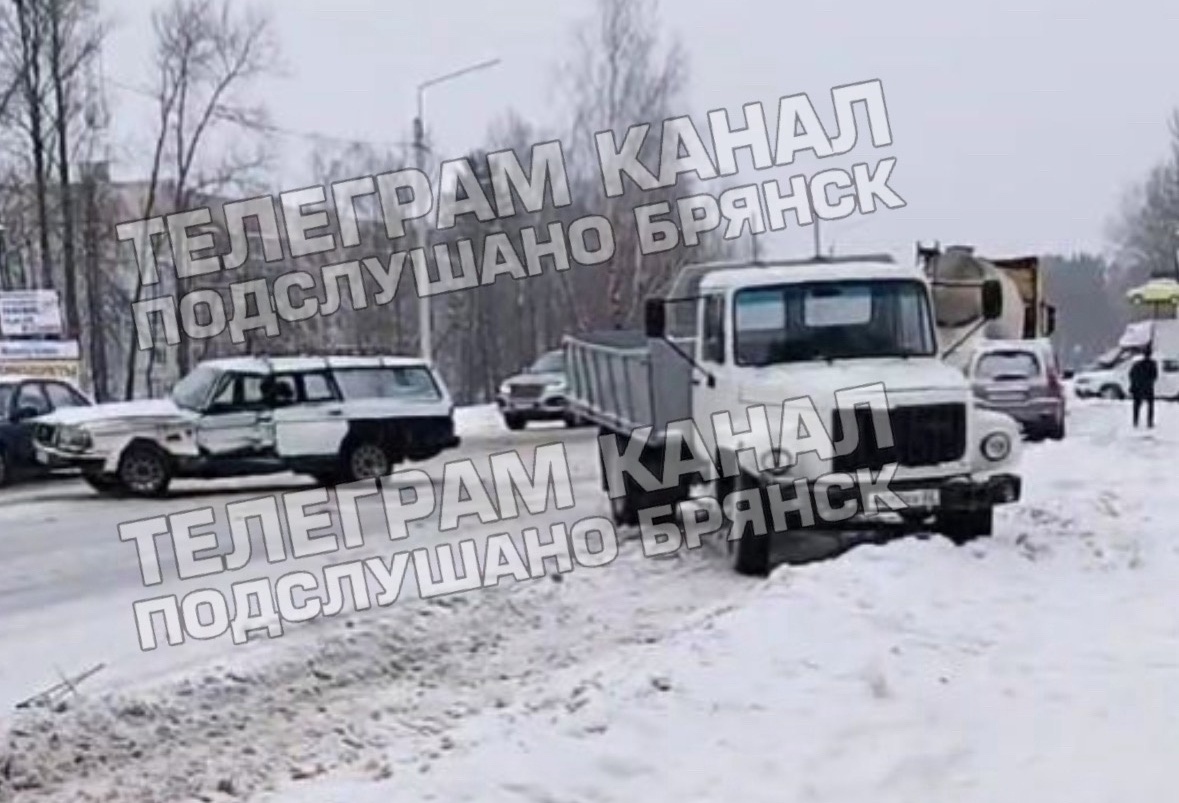 В брянском посёлке Новые Дарковичи разбились грузовик и легковушка