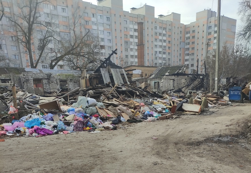 В Брянске на проспекте Московском развалины от сгоревших сараев перемешались со свалкой
