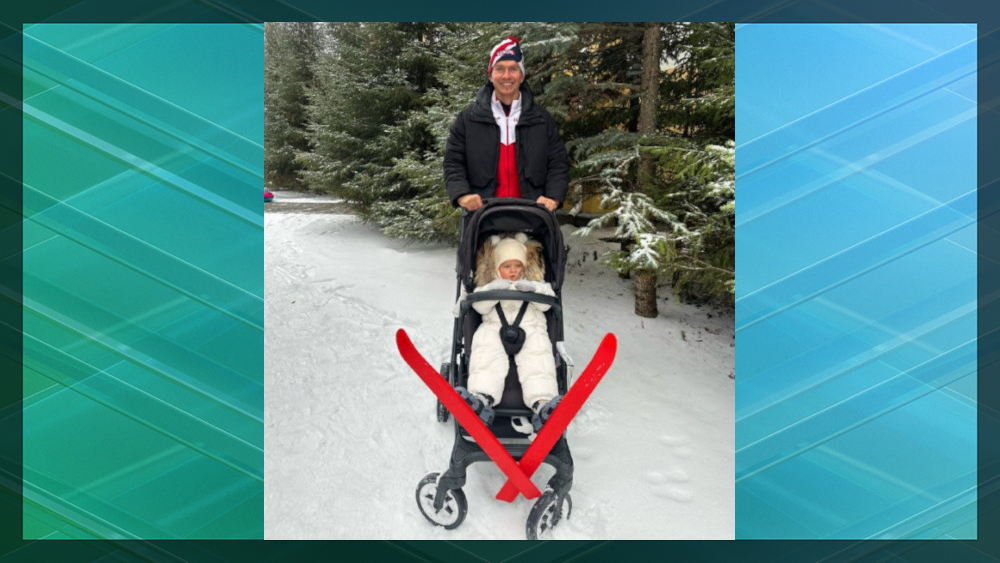Брянский олимпионик Александр Большунов поставил на лыжи годовалую дочку