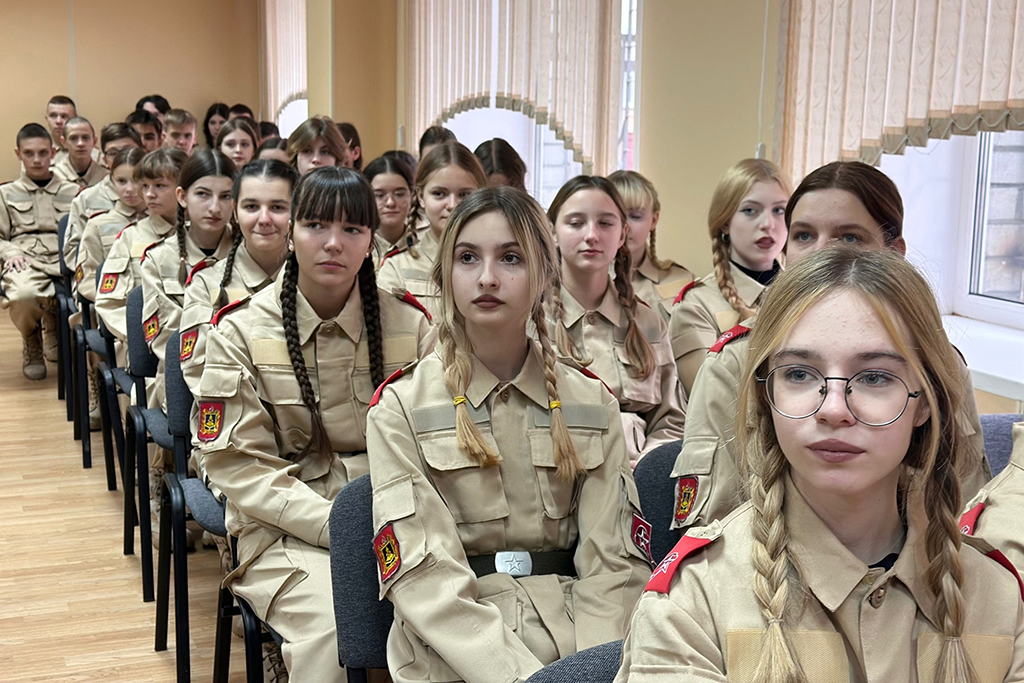 В Брянске сотрудники отдела спецназначения «Торнадо» провели для учеников лицея №27 урок мужества