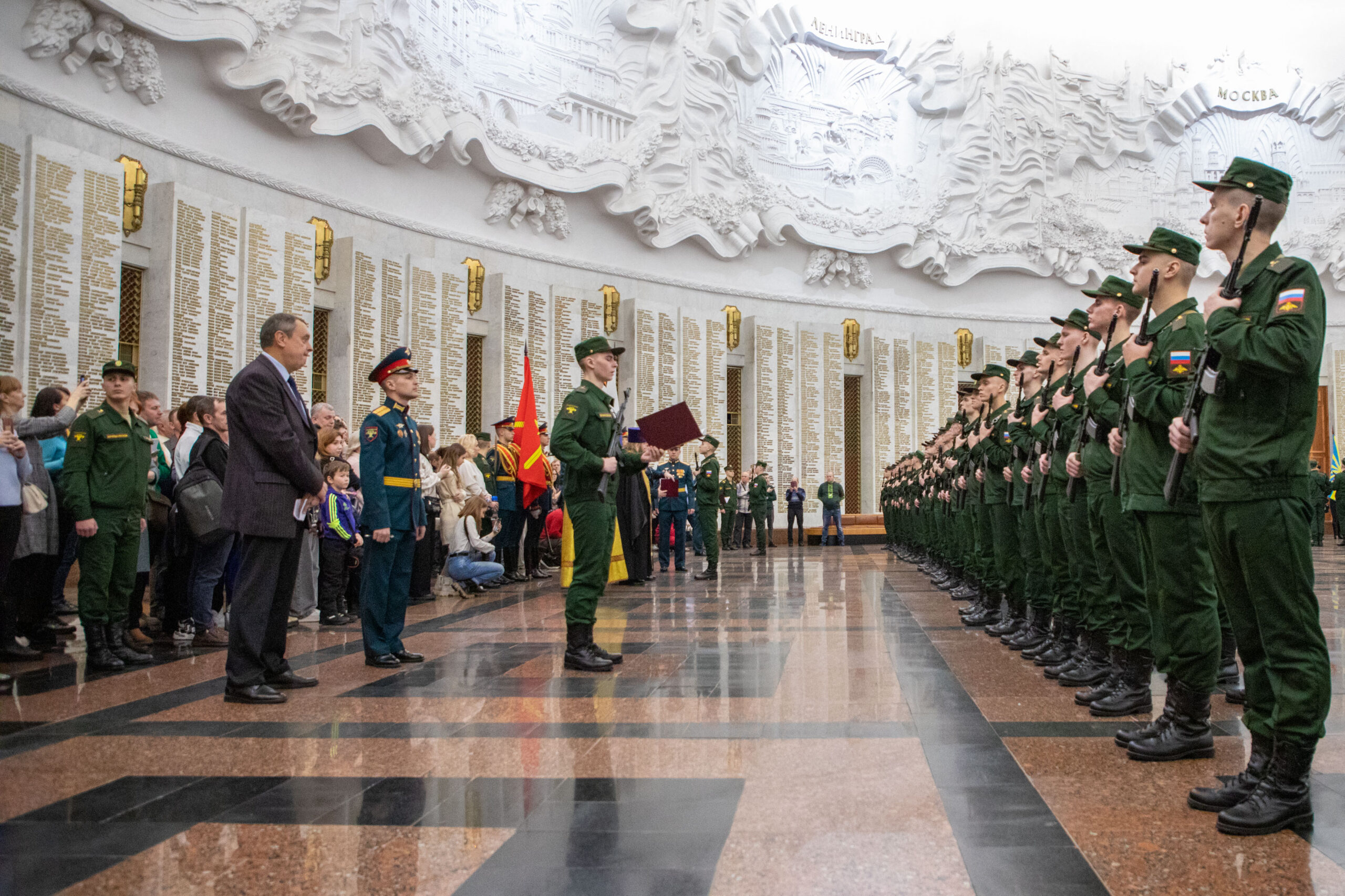 Брянские новобранцы Преображенского полка принесли присягу в Музее Победы