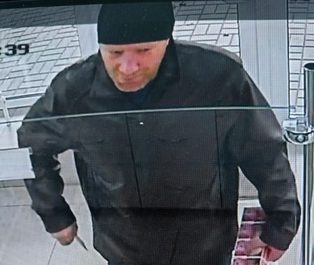 В Брянске разыскивают мужчину, расплатившегося в магазине чужой банковской картой