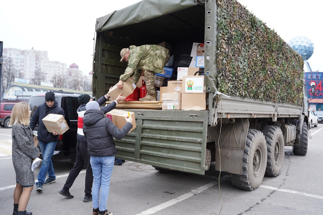 Брянские таможенники отправили гуманитарную помощь бойцам СВО