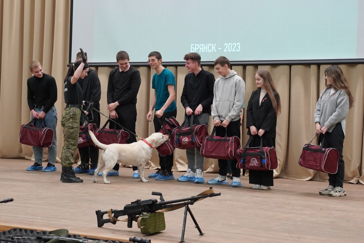 Брянские таможенники познакомили школьников со служебными собаками и рассказали о работе в ведомстве